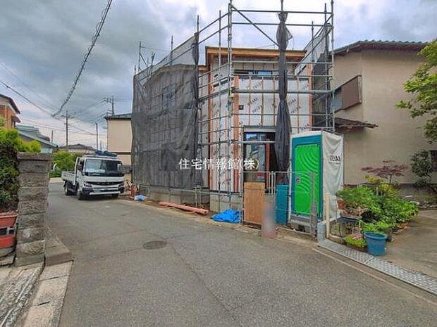 前面道路を含めた現地写真です。
