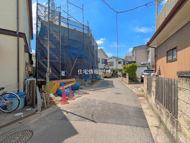 前面道路を含めた現地写真です。