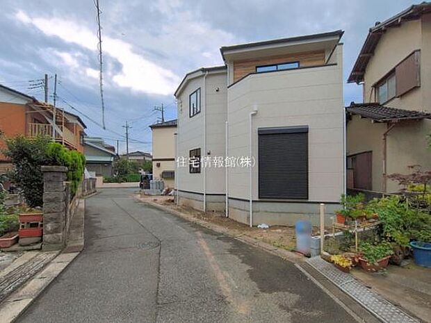 前面道路を含めた現地写真です。