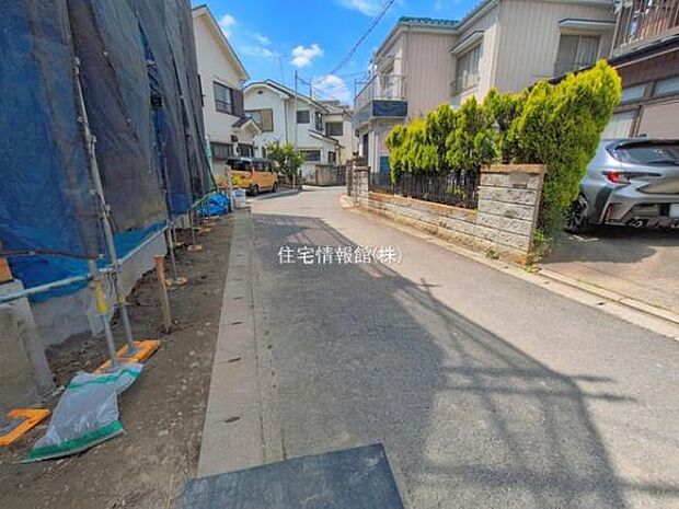 前面道路を含めた現地写真です。