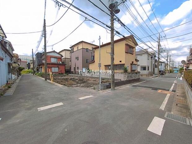 前面道路を含めた現地写真です。