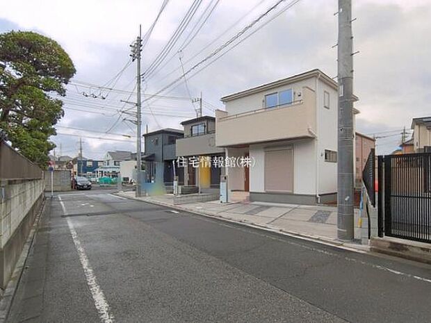 前面道路を含めた現地写真です。