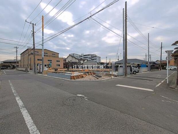 前面道路を含めた現地写真です。