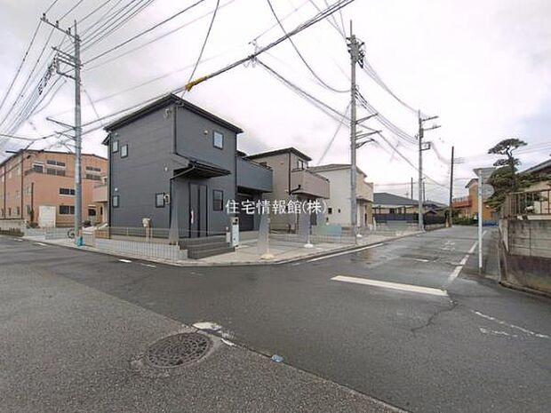 前面道路を含めた現地写真です。