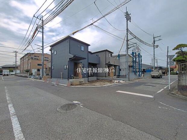前面道路を含めた現地写真です。