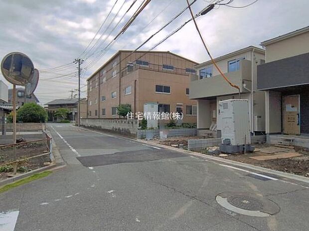 前面道路を含めた現地写真です。