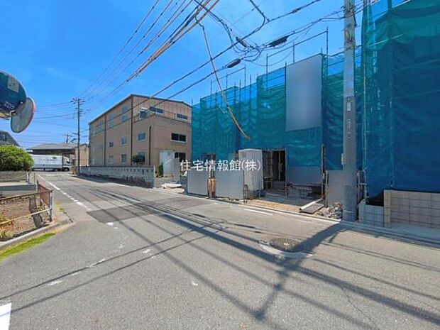 前面道路を含めた現地写真です。