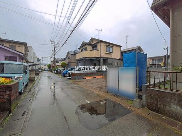 前面道路を含めた現地写真です。