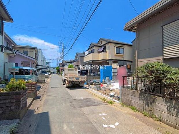 前面道路を含めた現地写真です。