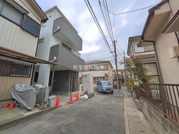 前面道路を含めた現地写真です。