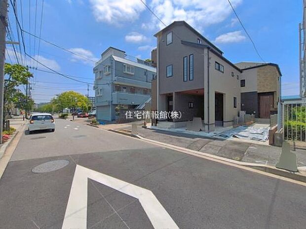 前面道路を含めた現地写真です。