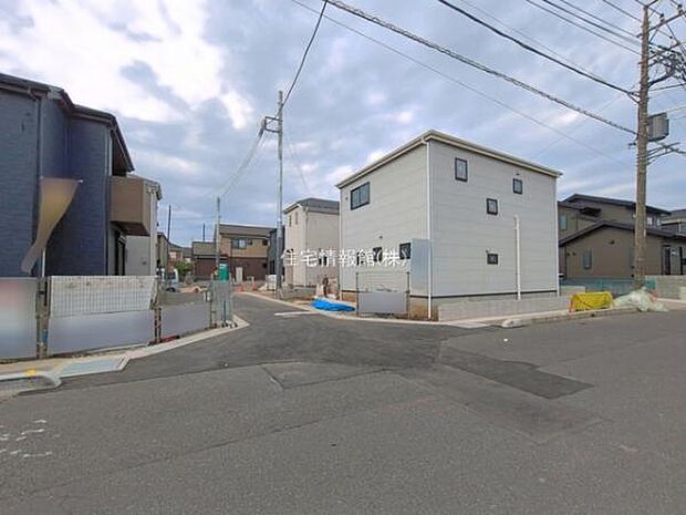 前面道路を含めた現地写真です。
