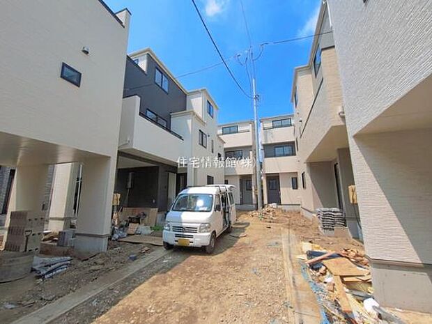 前面道路を含めた現地写真です。
