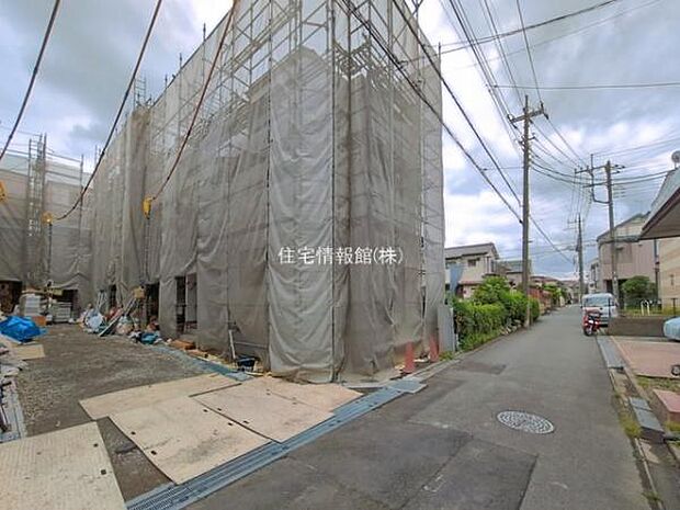前面道路を含めた現地写真です。