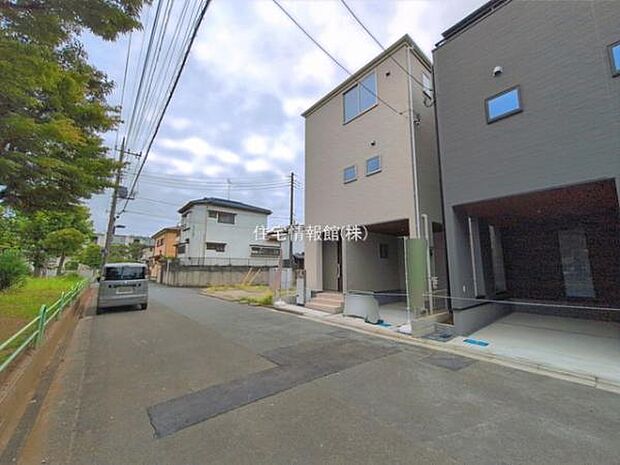 前面道路を含めた現地写真です。