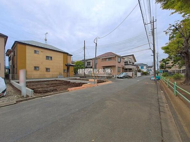 前面道路を含めた現地写真です。