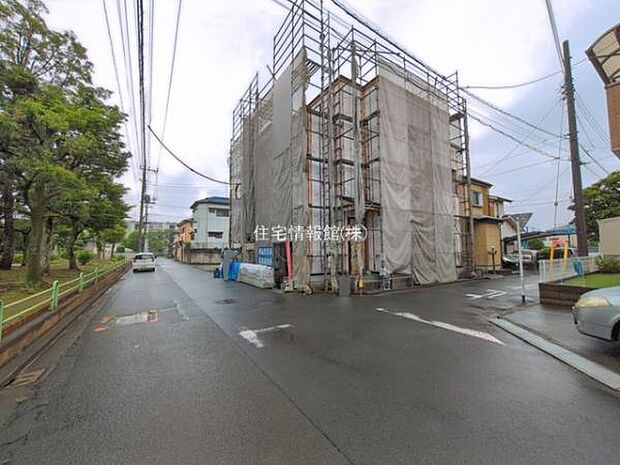 前面道路を含めた現地写真です。