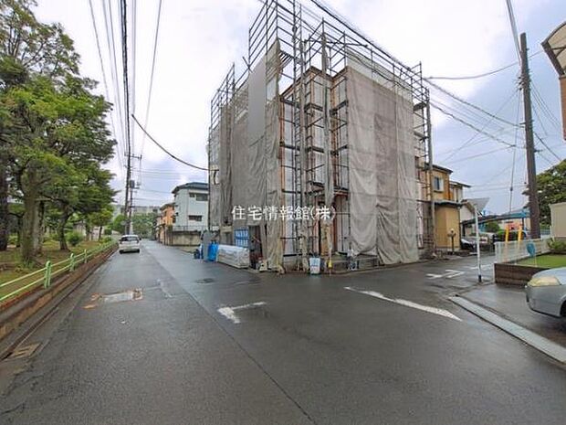 前面道路を含めた現地写真です。