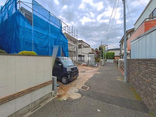 前面道路を含めた現地写真です。