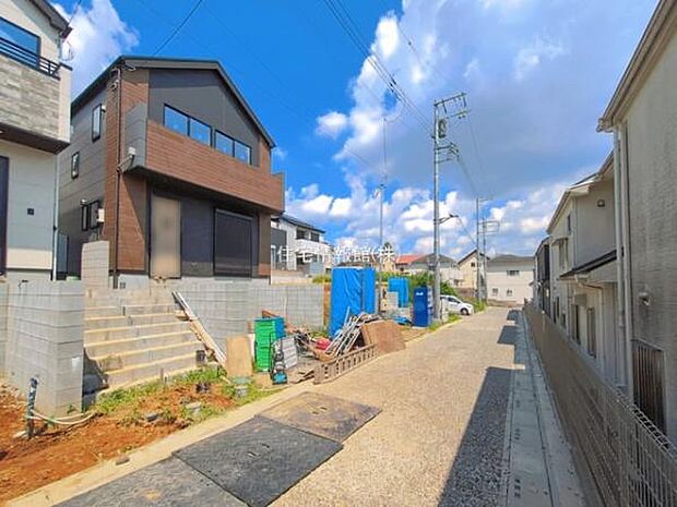 前面道路を含めた現地写真です。