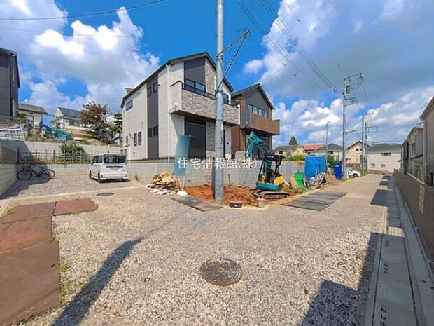 前面道路を含めた現地写真です。