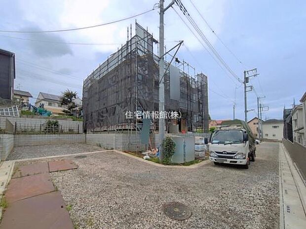 前面道路を含めた現地写真です。