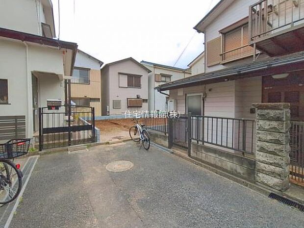前面道路を含めた現地写真です。