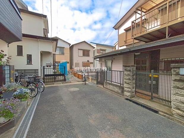 前面道路を含めた現地写真です。