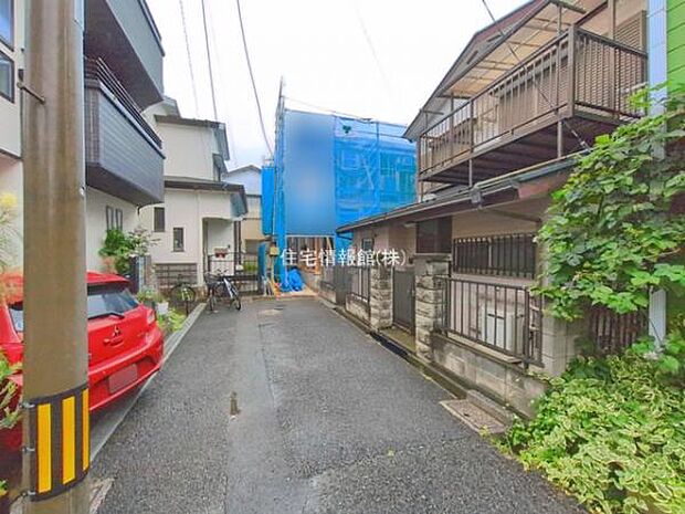 前面道路を含めた現地写真です。
