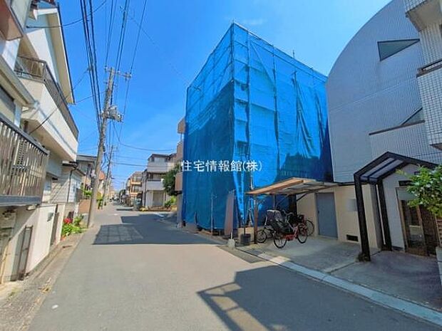 前面道路を含めた現地写真です。