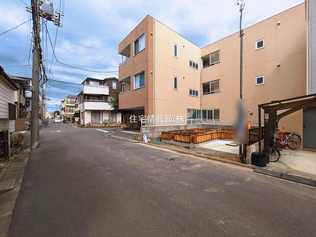 前面道路を含めた現地写真です。