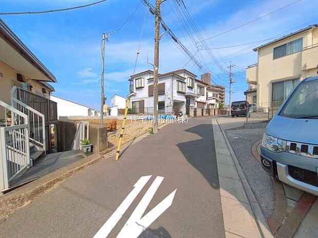 前面道路を含めた現地写真です。
