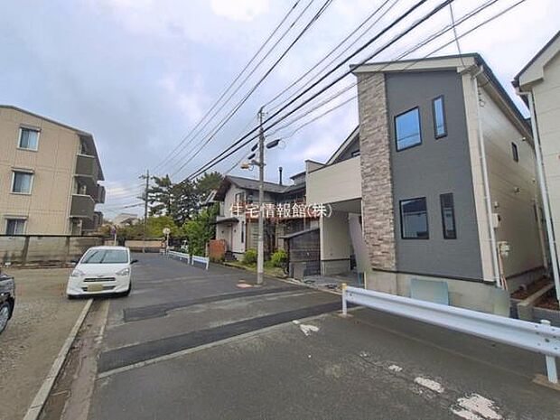 前面道路を含めた現地写真です。