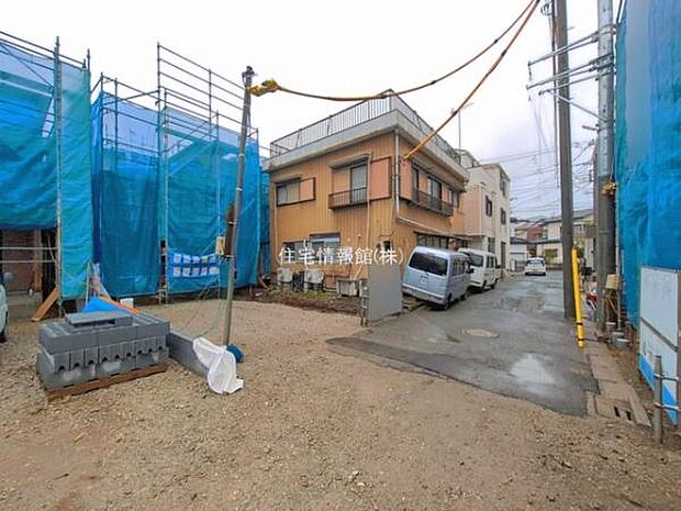 前面道路を含めた現地写真です。