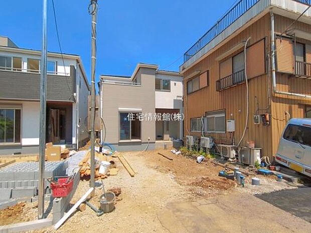 前面道路を含めた現地写真です。