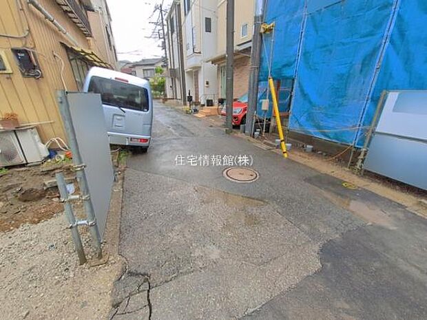 前面道路を含めた現地写真です。