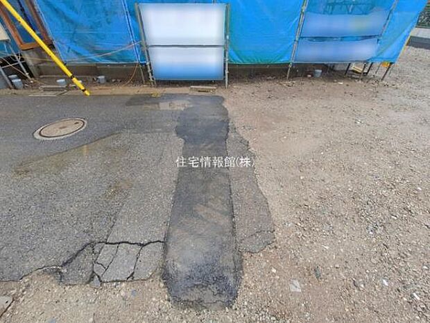 前面道路を含めた現地写真です。