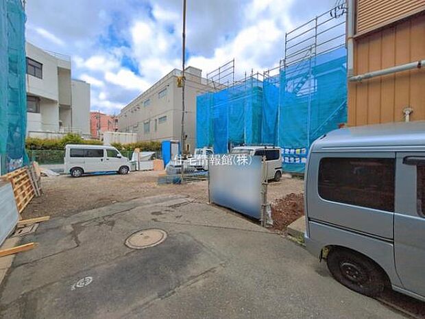 前面道路を含めた現地写真です。