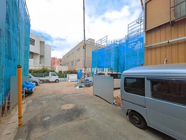 前面道路を含めた現地写真です。