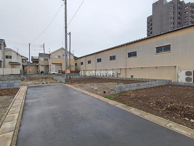 前面道路を含めた現地写真です。