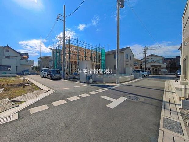 前面道路を含めた現地写真です。