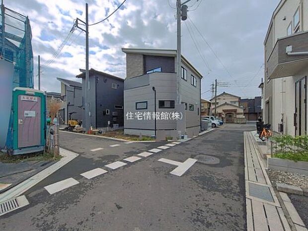 前面道路を含めた現地写真です。