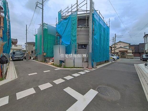 前面道路を含めた現地写真です。