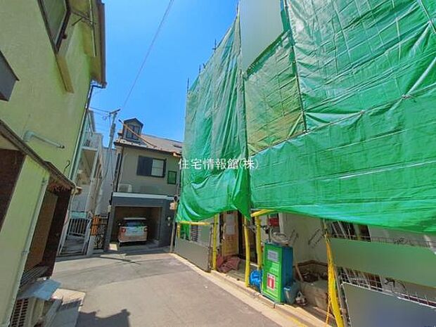 前面道路を含めた現地写真です。