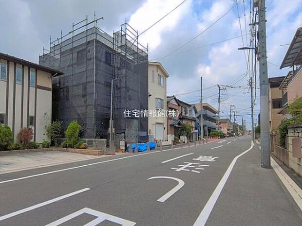 前面道路を含めた現地写真です。