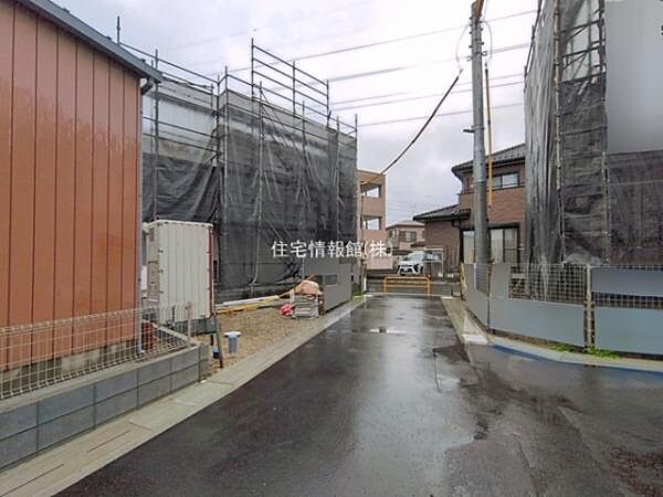 前面道路を含めた現地写真です。