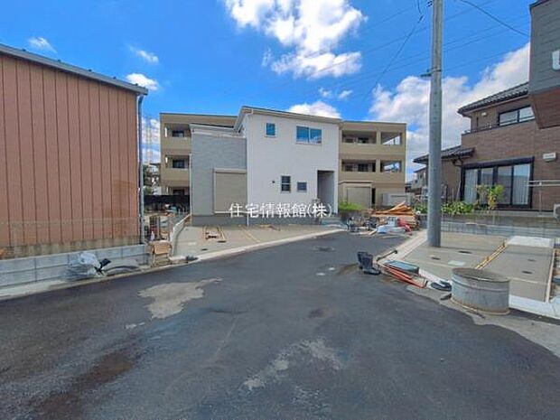 前面道路を含めた現地写真です。