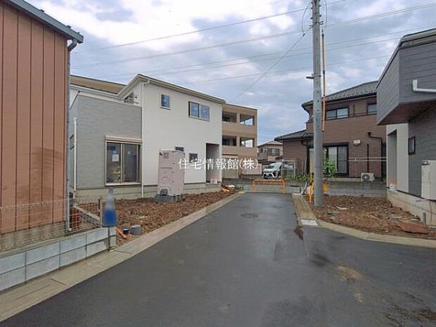 前面道路を含めた現地写真です。