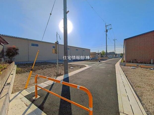 前面道路を含めた現地写真です。