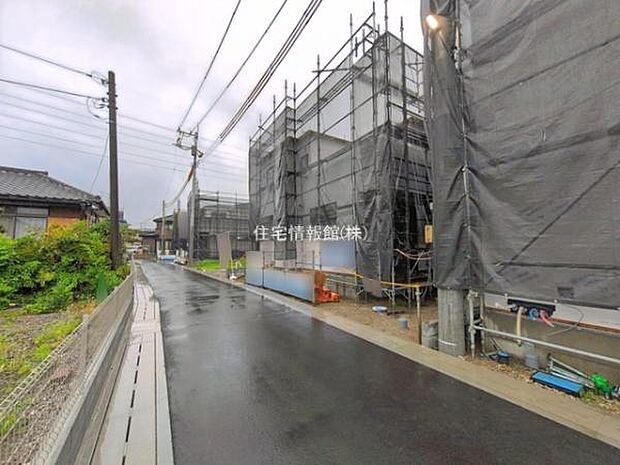 前面道路を含めた現地写真です。